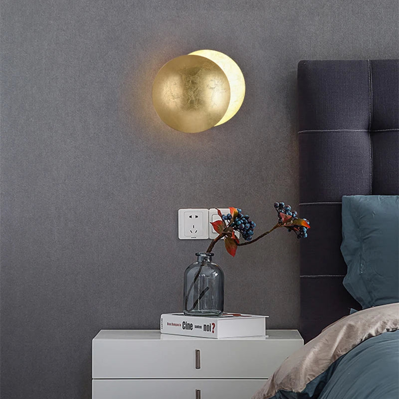Energy-efficient modern wall light fixture